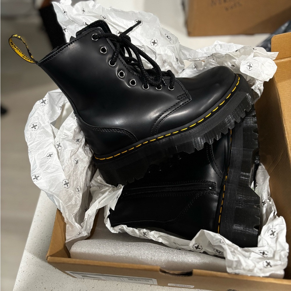 Dr. Martens - JADON BOOT
SMOOTH LEATHER
PLATFORMS